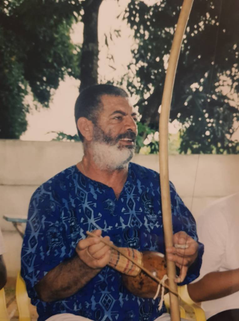 Mestre Barba Branca no berimbau