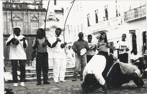 Roda no Pelourinho. Nos berimbaus : mestre Pelé, mestre Môa e mestre Barba Branca